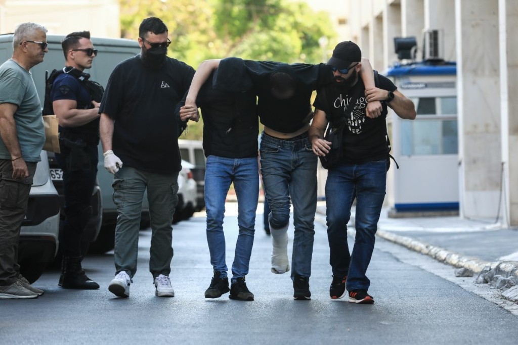 Έφτασαν στον εισαγγελέα οι χούλιγκαν που συνελήφθησαν – Υπό δρακόντεια μέτρα η μεταφορά τους (pics)
