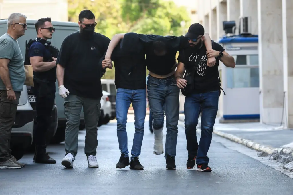 Έφτασαν στον εισαγγελέα οι χούλιγκαν που συνελήφθησαν – Υπό δρακόντεια μέτρα η μεταφορά τους (pics)