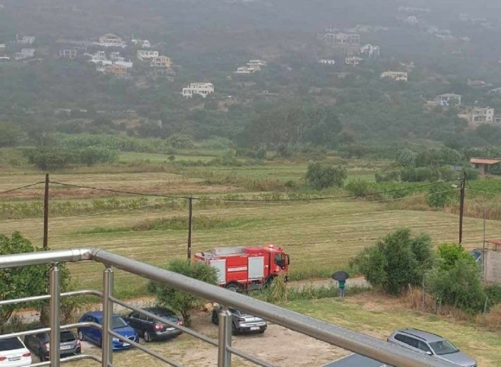 Φωτιά στον κάμπο της Βασιλικής στη Λευκάδα μετά από κεραυνό (vid)