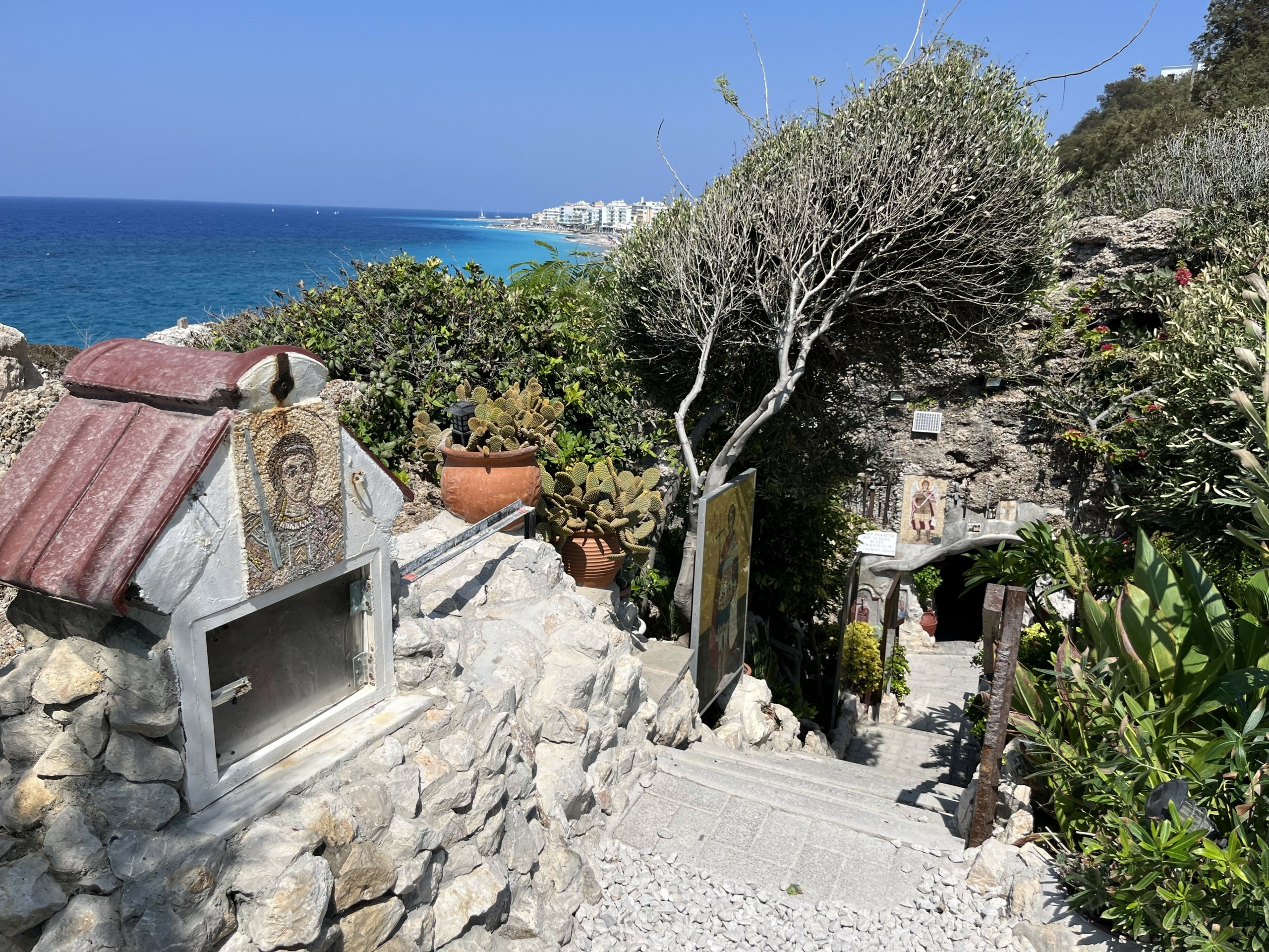 Η σπηλιά με το «σπίτι» του Αρχάγγελου Μιχαήλ του Πανορμίτη στη Ρόδο! (pics+vid)