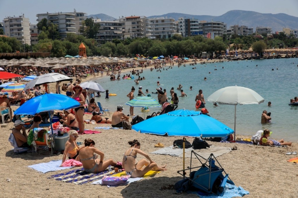 «Κίνημα της πετσέτας»: Ξηλώθηκαν οι πρώτες ξαπλώστρες στην Πάρο μετά τις μαζικές αντιδράσεις – Δεσμεύσεις Χατζηδάκη