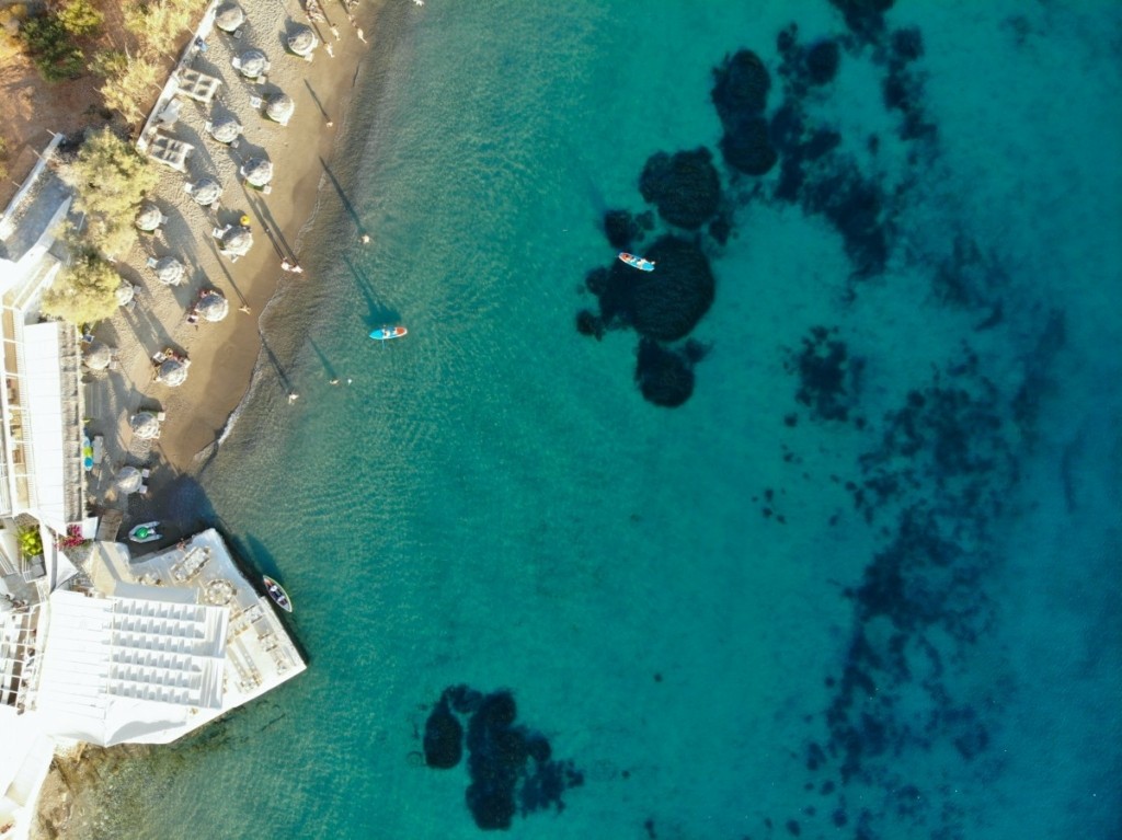«Κίνημα της πετσέτας»: 11.500 τετραγωνικά παράνομες ομπρέλες μόνο στην Πάρο –  «Μηδενική ανοχή» από την κυβέρνηση