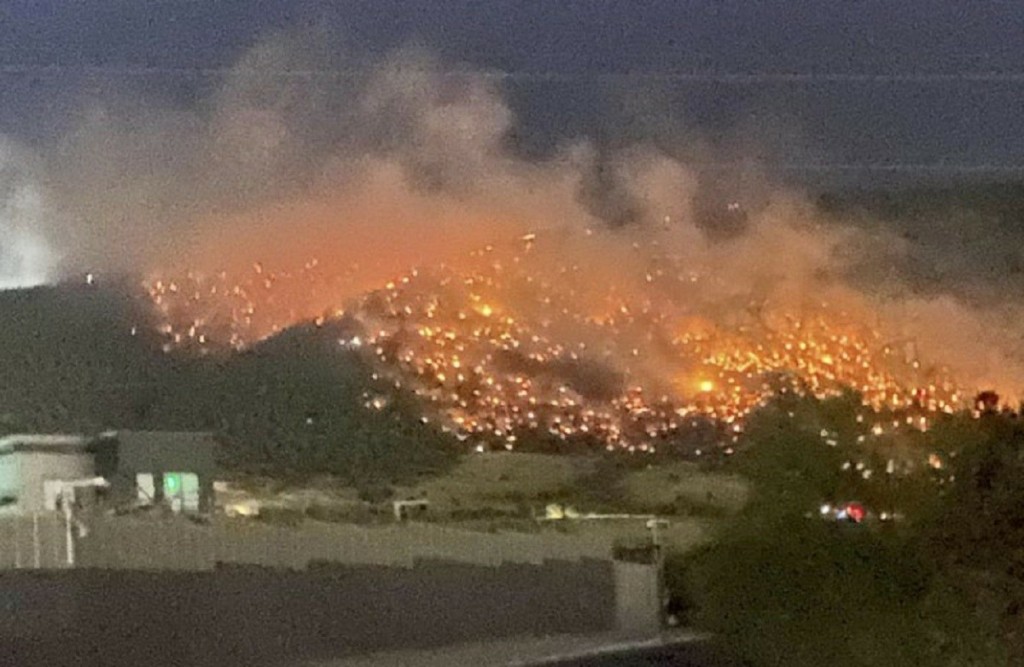 Βελτιωμένη η εικόνα της φωτιάς στον Ασπρόπυργο – Καίει σε χαράδρα – Επιχειρούν εναέρια μέσα