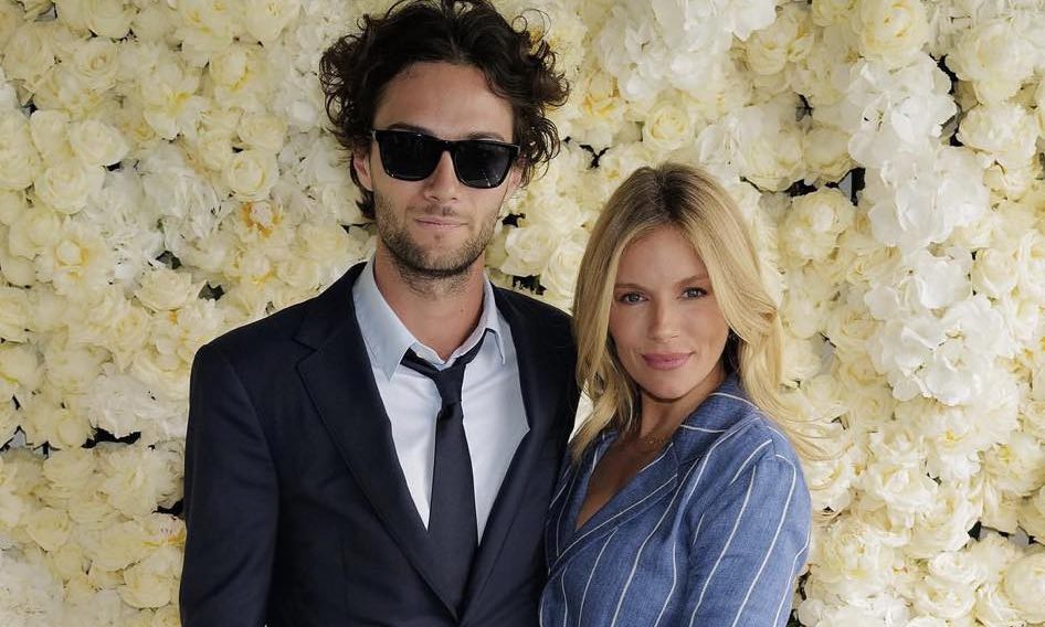 Η αποκάλυψη της εγκυμοσύνης της Sienna Miller και οι φωτογραφίες με φουσκωμένη κοιλίτσα