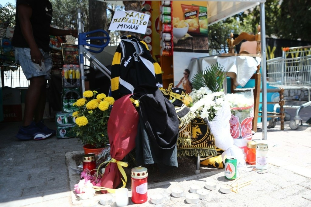 Επίθεση σε τηλεοπτικά συνεργεία έξω από το σπίτι του 29χρονου οπαδού της ΑΕΚ που δολοφονήθηκε στη Νέα Φιλαδέλφεια