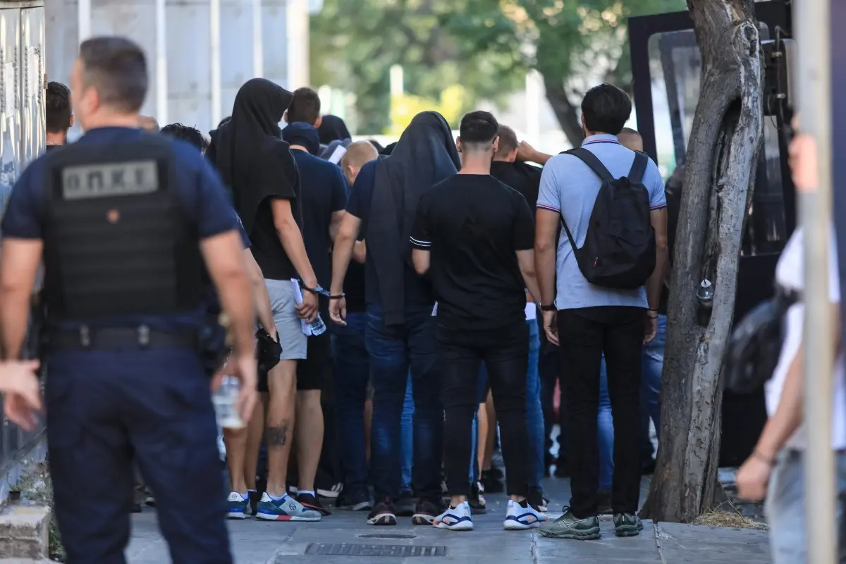 Νέα Φιλαδέλφεια: Συνεχίζονται οι απολογίες των χούλιγκαν για τη δολοφονία του 29χρονου – Άλλοι 40 στον Εισαγγελέα