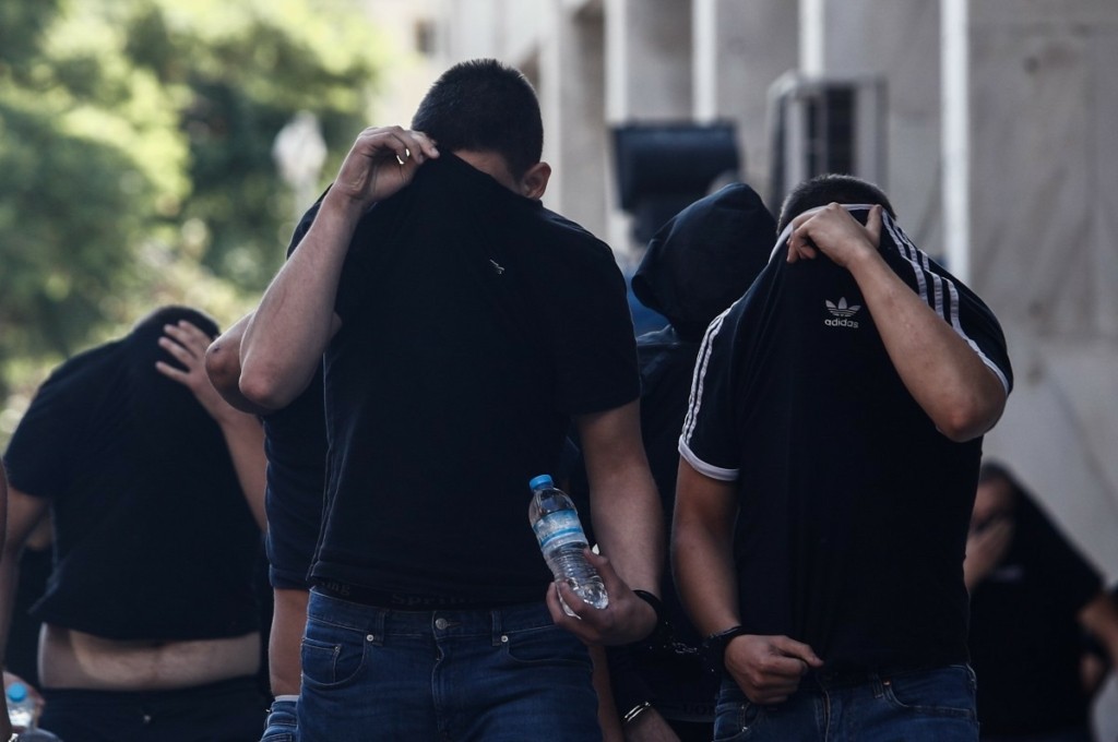 Ένταση έξω από την Ευελπίδων πριν τις πρώτες απολογίες για τα αιματηρά επεισόδια στη Νέα Φιλαδέλφεια