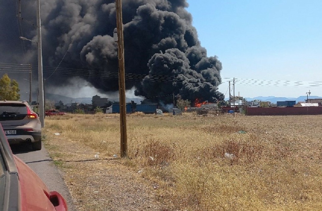 Φωτιά σε χώρο στάθμευσης οχημάτων στον Ασπρόπυργο – Τέθηκε άμεσα υπό έλεγχο (pics)