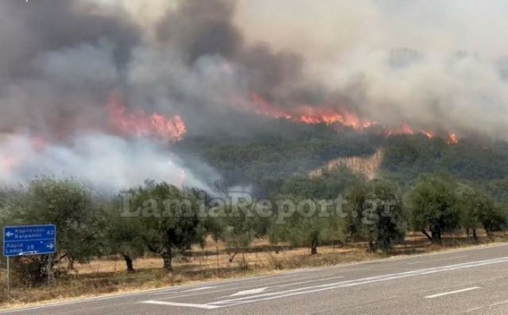 Φωτιά στη Μακρακώμη: Μήνυμα του 112 για να παραμείνουν σε ετοιμότητα