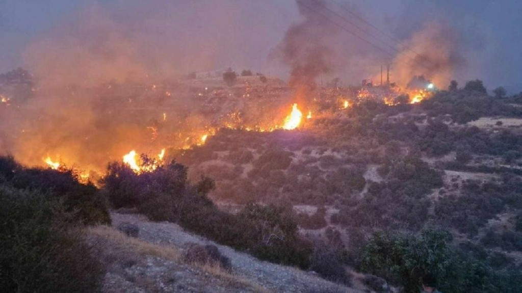 Πύρινος τρόμος στην Κύπρο – Ζητήθηκε ευρωπαϊκή βοήθεια – Στέλνει δυο αεροσκάφη η Ελλάδα (pics&vids)