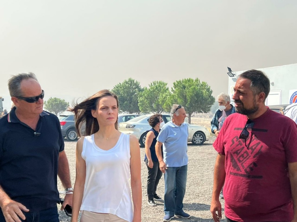 Η Έφη Αχτσιόγλου σε Φυλή και Άνω Λιόσια – “Η κατάσταση είναι εφιαλτική”