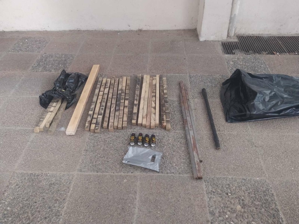Κοντάρια, στυλιάρια και σπρέι πιπεριού σε γραφεία συνδέσμων οπαδών – Έλεγχοι της ΕΛ.ΑΣ σε Αθήνα και Θεσσαλονίκη