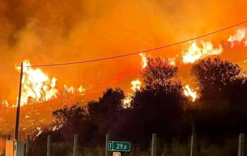 Σε ύφεση η φωτιά μετά τα διόδια Ελευσίνας – Κανονικά η κυκλοφορία στην Ε.Ο.