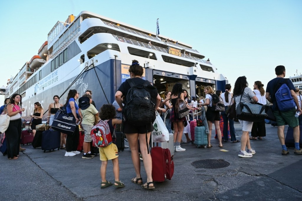 Σε εξέλιξη η μεγάλη έξοδος των αδειούχων του Αυγούστου – Γεμάτα αναχωρούν τα πλοία από τα λιμάνια