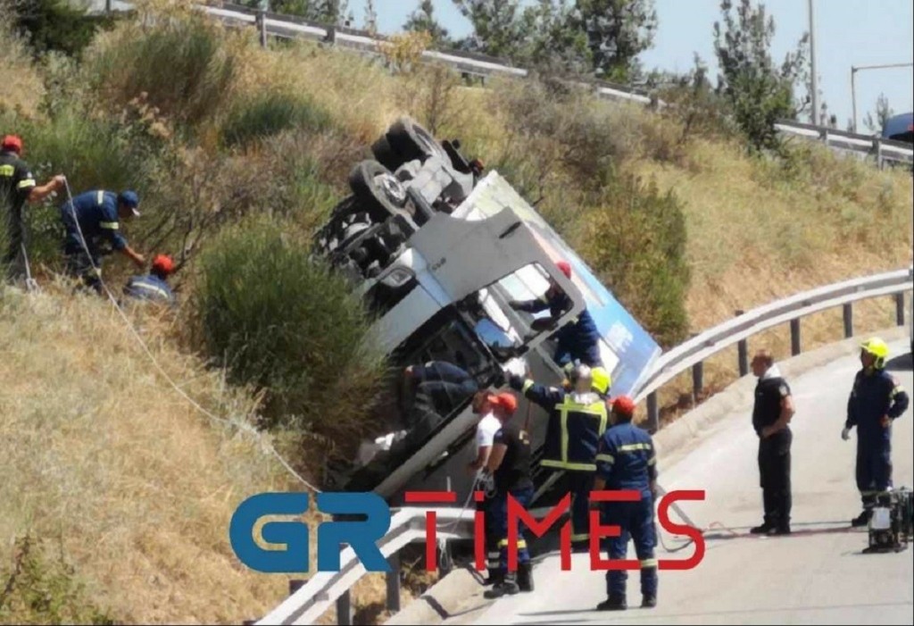 Συναγερμός στη Θεσσαλονίκη – Ανετράπη φορτηγό – Απεγκλωβίστηκε ο οδηγός (vid&pic)