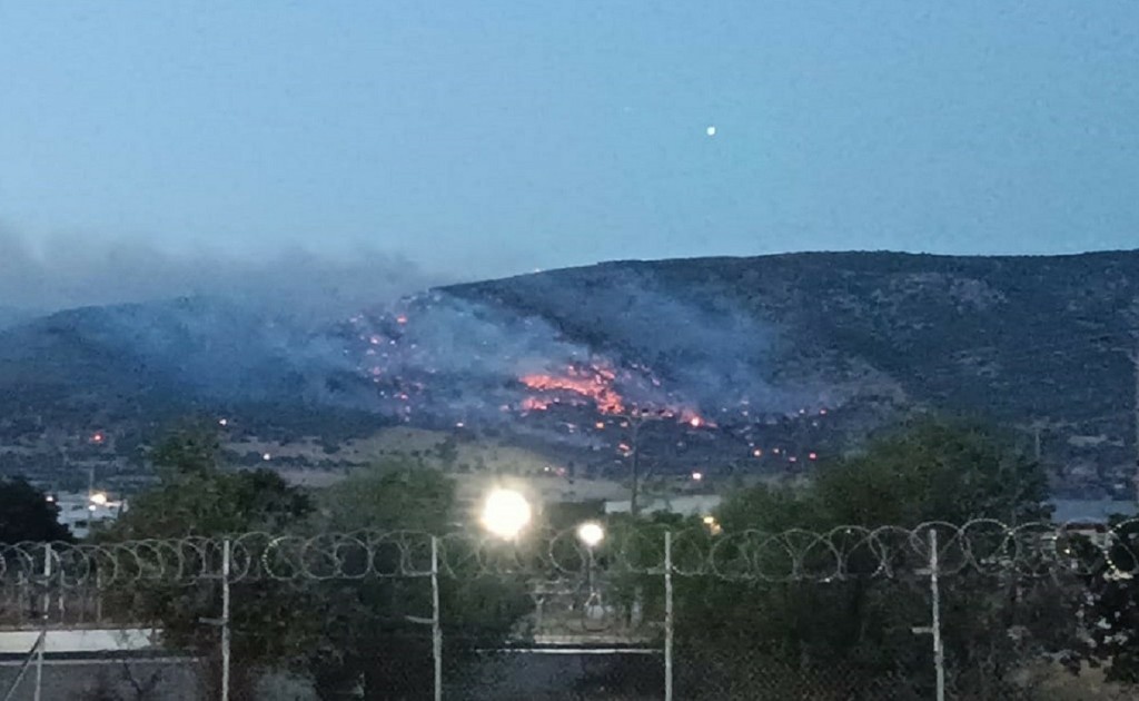 Φωτιά σε χαμηλή βλάστηση στο Σοφό Ασπροπύργου – Μάχη για να μην ξεφύγει στο Κανάλι της Μόρνου (pics)