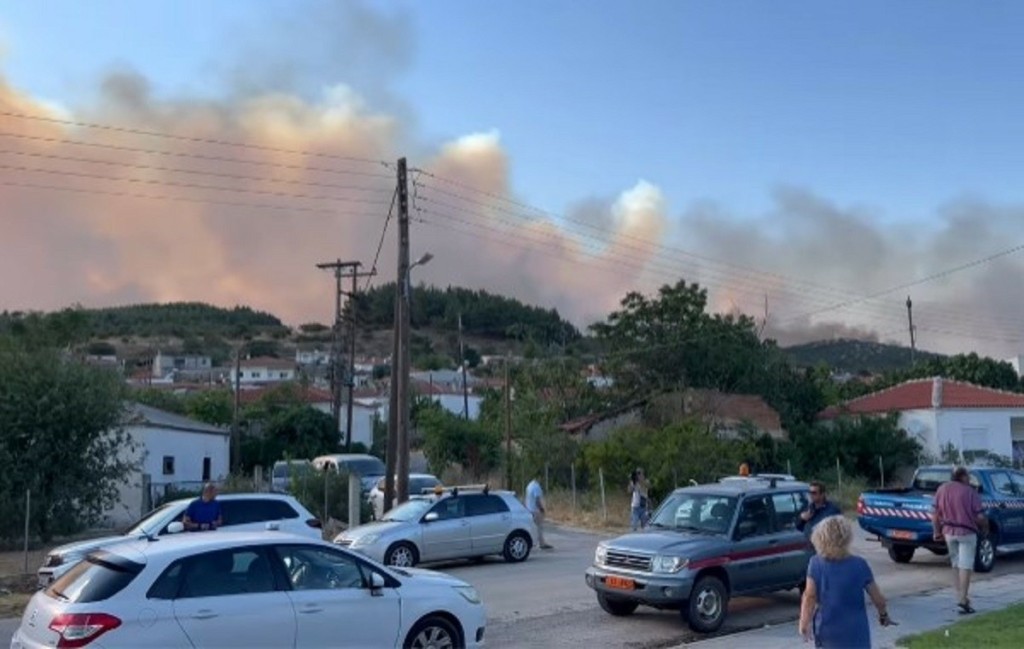 Φωτιά στην Αλεξανδρούπολη: Η σοκαριστική στιγμή που ηχούν οι σειρήνες της εκκένωσης στα Λουτρά