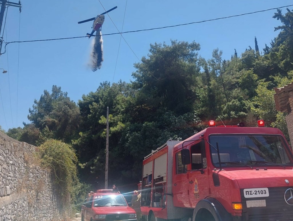 Υπό μερικό έλεγχο η φωτιά στο Άνω Βαθύ Σάμου