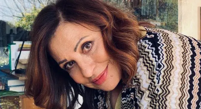Σπάνια φωτογραφία από τα μαθητικά χρόνια της Χαρούλας Αλεξίου – Τραγουδά πάνω σε καρέκλα δημοτικού σχολείου