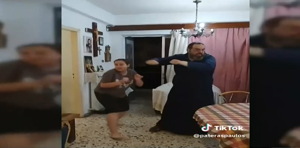 Viral στο TitTok: O ιερέας που τα “δίνει” όλα στον χορό με γνωστό hit (vid)
