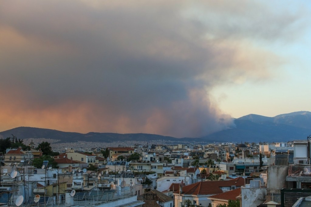 Καπνός και στάχτη σκέπασαν τον ουρανό της Αττικής (pics)