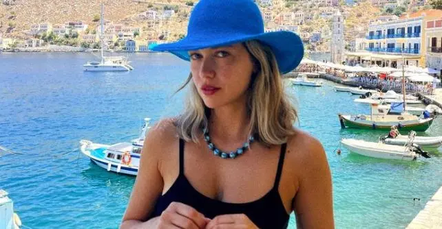 Η Κλέλια Ανδριολάτου στο Φοινικόδασος ή αλλιώς… “Επιστροφή στη Γαλάζια Λίμνη” με τη Μίλα Γιόβοβιτς