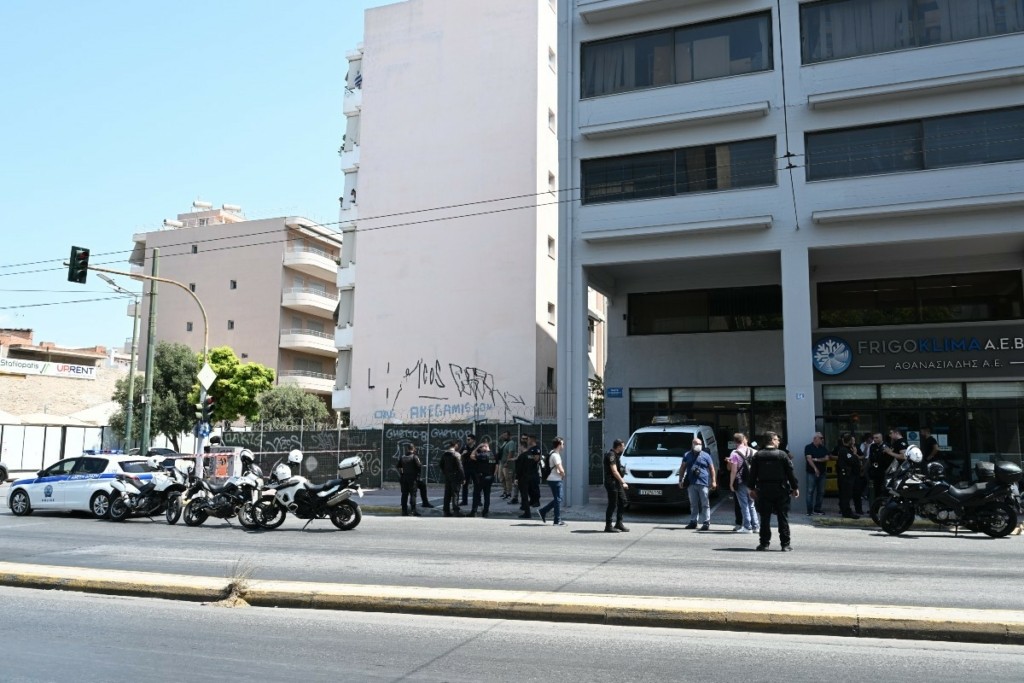 Συμπλοκή με πυροβολισμούς στον Κολωνό μετά από απόπειρα ληστείας σε τράπεζα – Ένας τραυματίας