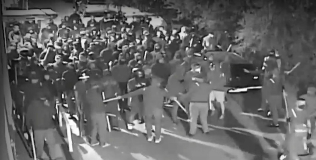 Με πειθαρχία τάγματος εφόδου “χτύπησαν” οι Κροάτες χούλιγκαν στη Νέα Φιλαδέλφεια – Το νέο βίντεο – ντοκουμέντο