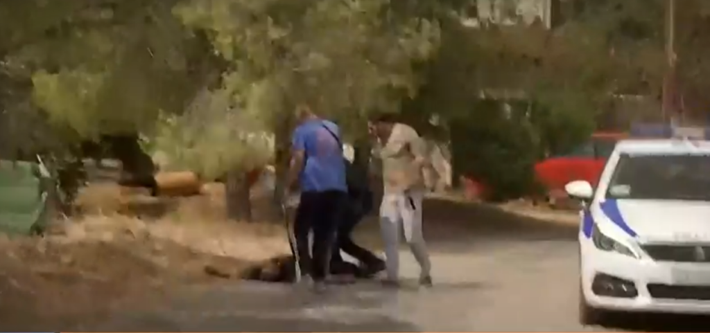 Η στιγμή που εθελοντής λιποθυμά από τους καπνούς στο Μενίδι (vid)