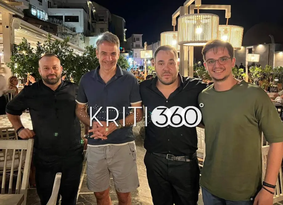 Στα Χανιά ο Κυριάκος Μητσοτάκης – Χαλαρή βόλτα με τη Μαρέβα και τον Κωνσταντίνο… φορώντας βερμούδα (pics)