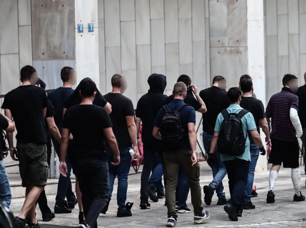 Νέα Φιλαδέλφεια: Απολογούνται σήμερα οι τελευταίοι 35 συλληφθέντες για την αιματηρή συμπλοκή έξω από το γήπεδο της ΑΕΚ