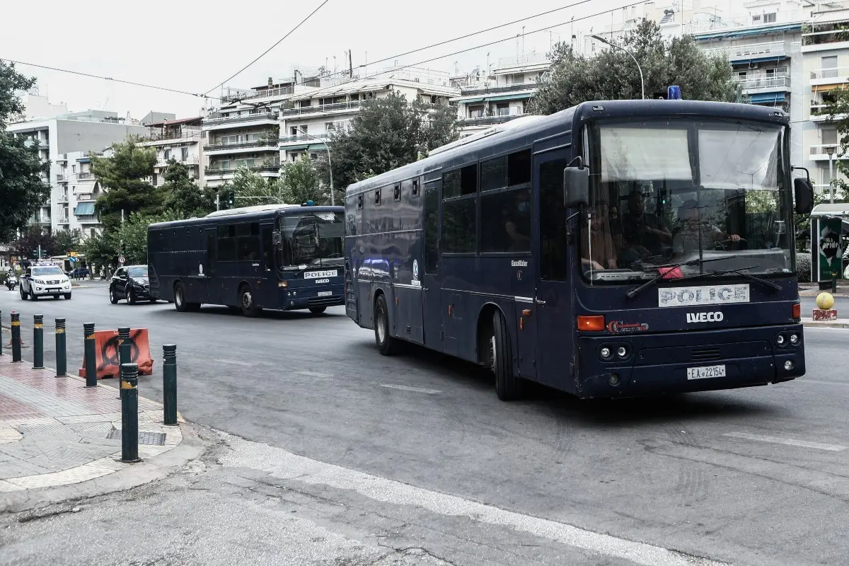 Νέα Φιλαδέλφεια: Προφυλακίστηκαν 105 κατηγορούμενοι – Ξεκίνησε η μεταγωγή τους σε 16 φυλακές