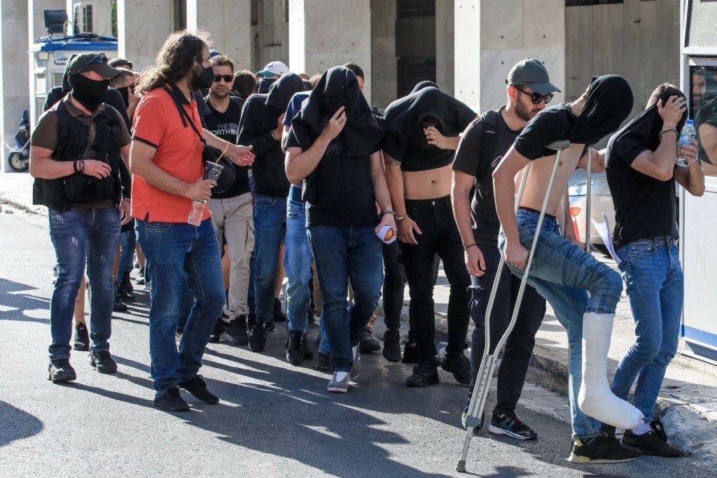 Νέα Φιλαδέλφεια: Προφυλακιστέοι και οι 30 κατηγορούμενοι της πρώτης ομάδας των χούλιγκαν