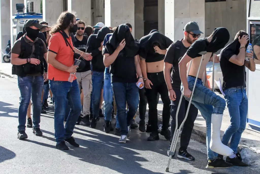 Νέα Φιλαδέλφεια: Προφυλακιστέοι και οι 30 κατηγορούμενοι της πρώτης ομάδας των χούλιγκαν
