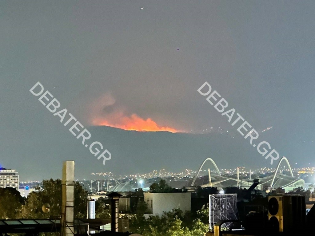 Δεύτερη νύχτα αγωνίας στην Πάρνηθα – Συνεχείς αναζωπυρώσεις – Δασοκομάντο επιχειρούν μέσα στον Εθνικό Δρυμό