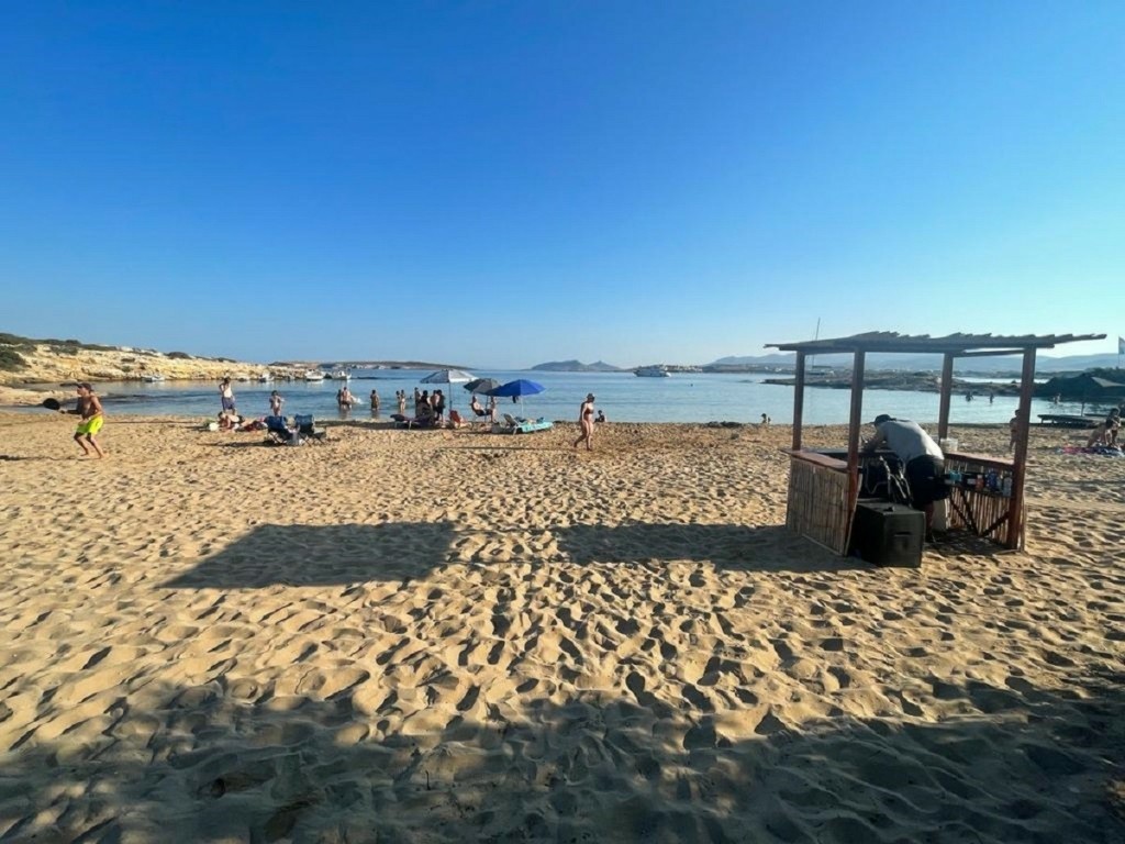 Πρώτη νίκη για το «Κίνημα της πετσέτας» – Ξηλώθηκαν ξαπλώστρες σε παραλία στην Πάρο (pics)