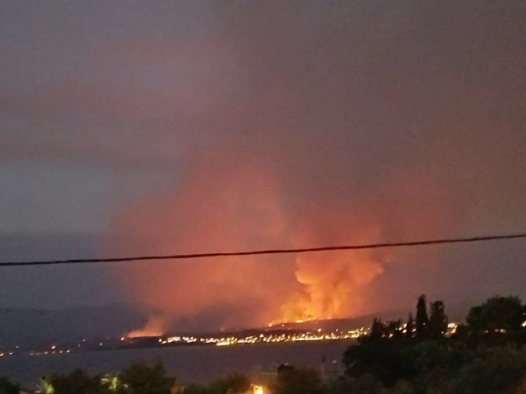 Φωτιά στην Εύβοια: Μαίνεται το πύρινο μέτωπο (pics&vids)