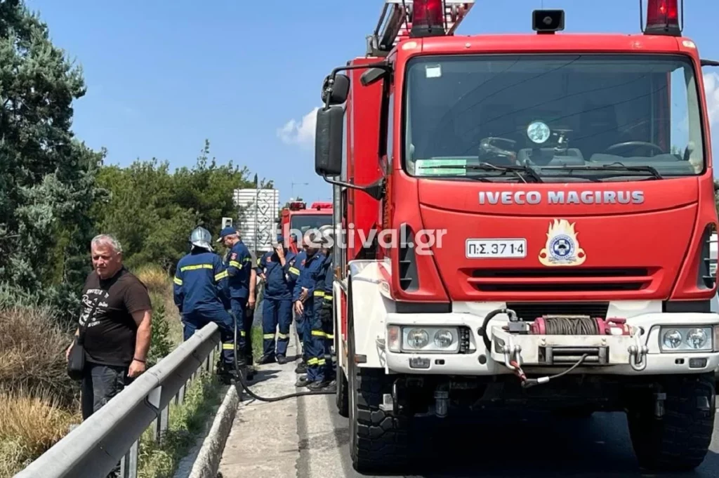 Φωτιά σε τουριστικό λεωφορείο στη Θεσσαλονίκη