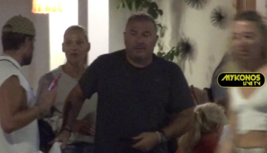 Στην Μύκονο Αντώνης Ρέμος και Υβόννη Μπόσνιακ – Η βόλτα στα σοκάκια με την κόρη τους (vid)