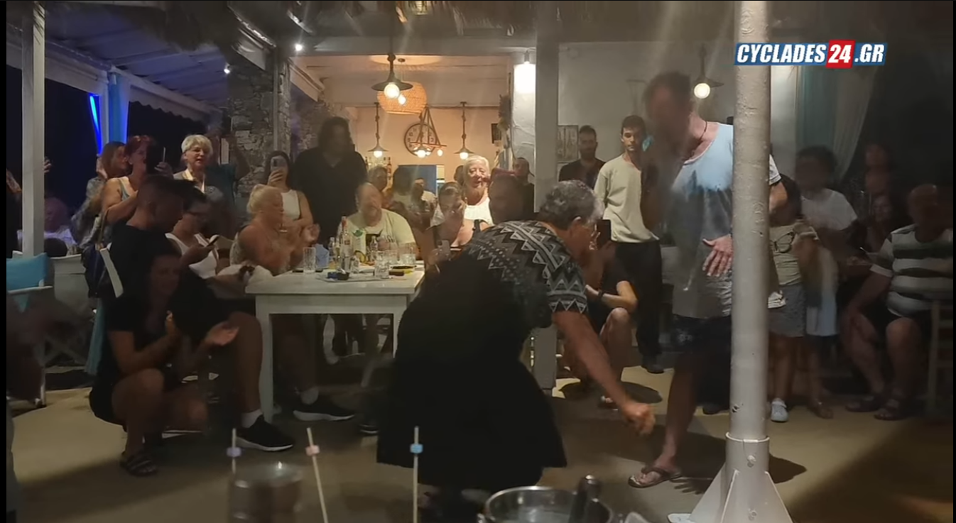 Σύρος: Το ζεϊμπέκικο της κυρα-Βαγγελιώς – Υποκλίθηκε ο Δημήτρης Μπάσης
