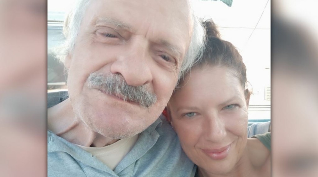 Η φωτογραφία του Σπύρου Φωκά μέσα από το κέντρο αποκατάστασης με τη σύζυγο και την κόρη του