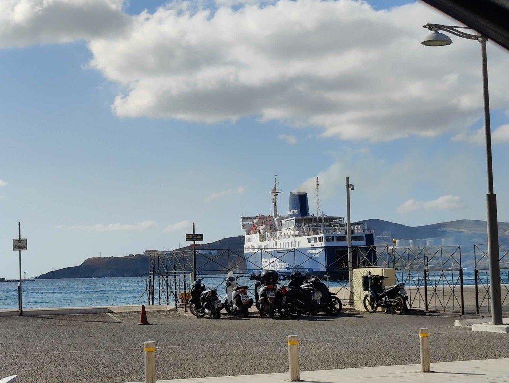 Επιβατηγό πλοίο προσέκρουσε σε πλωτή δεξαμενή στο λιμάνι της Σύρου – Προκλήθηκε ρήγμα τεσσάρων μέτρων