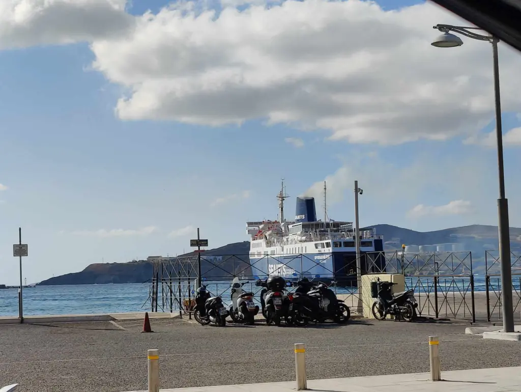 Επιβατηγό πλοίο προσέκρουσε σε πλωτή δεξαμενή στο λιμάνι της Σύρου – Προκλήθηκε ρήγμα τεσσάρων μέτρων