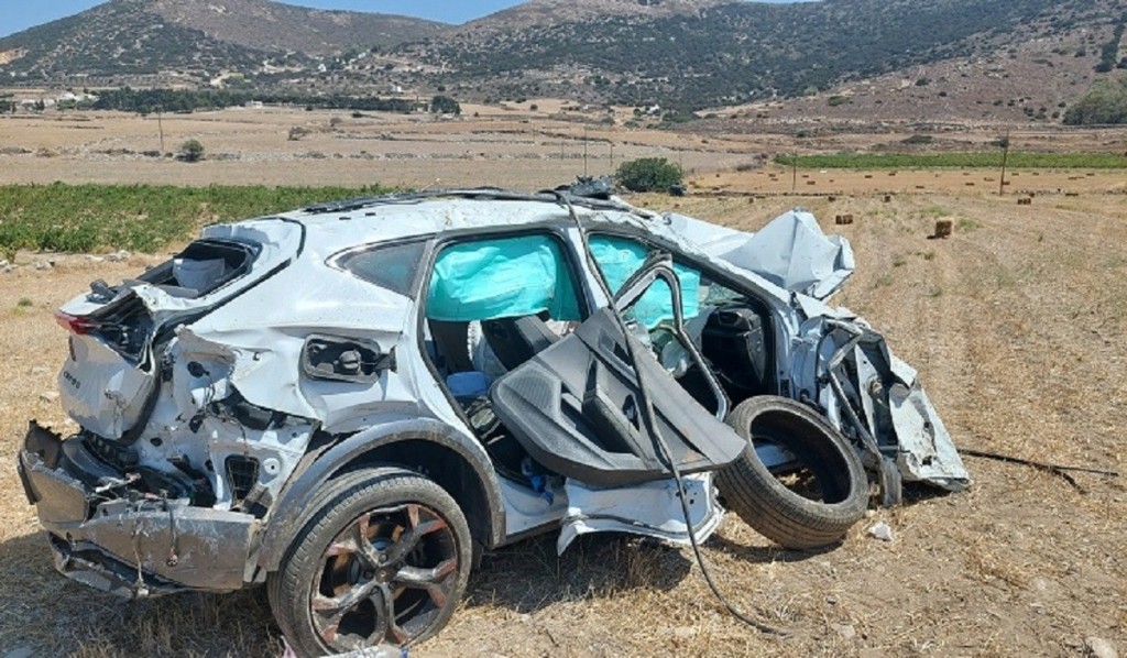 Αυτοκίνητο σε τρελή πορεία διαλύθηκε μετά από αλλεπάλληλες προσκρούσεις στην Πάρο (vid&pics)