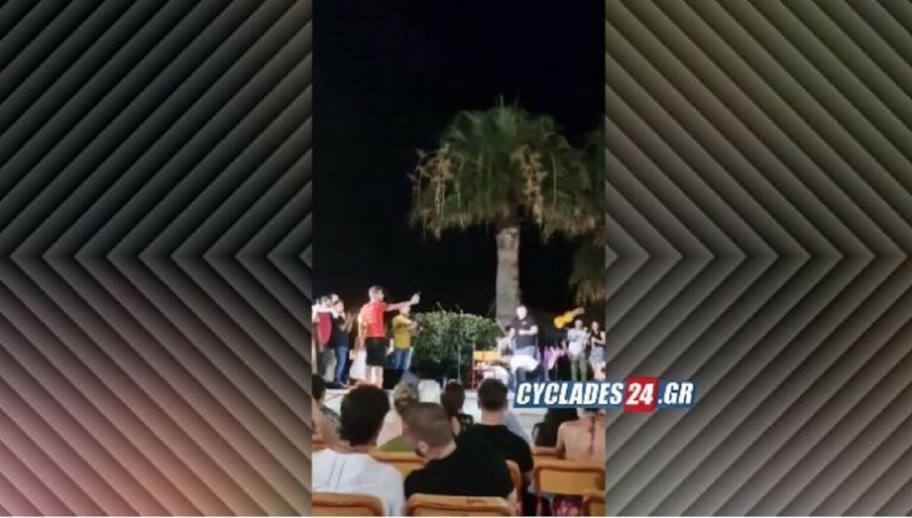 Τρομερό στιγμιότυπο στη Νάξο – Χορευτής με φιγούρα εκσφενδονίζει το βιολί μουσικού (vid)