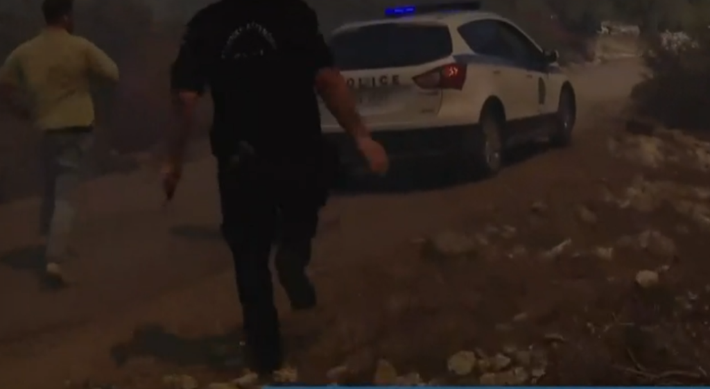 Η σοκαριστική στιγμή που η φωτιά απείλησε το συνεργείο του OPEN στη Βοιωτία (vid)