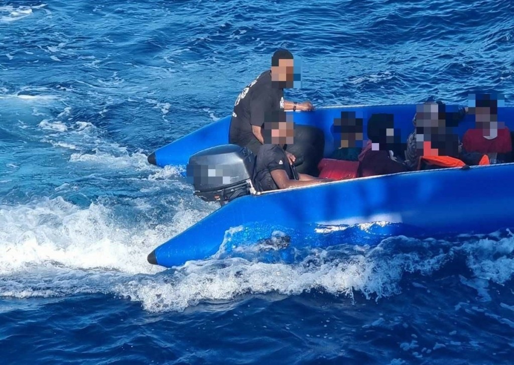 Διέσωσαν 13 μετανάστες οι Αρχές στην Σάμο – Συνελήφθη ο διακινητής