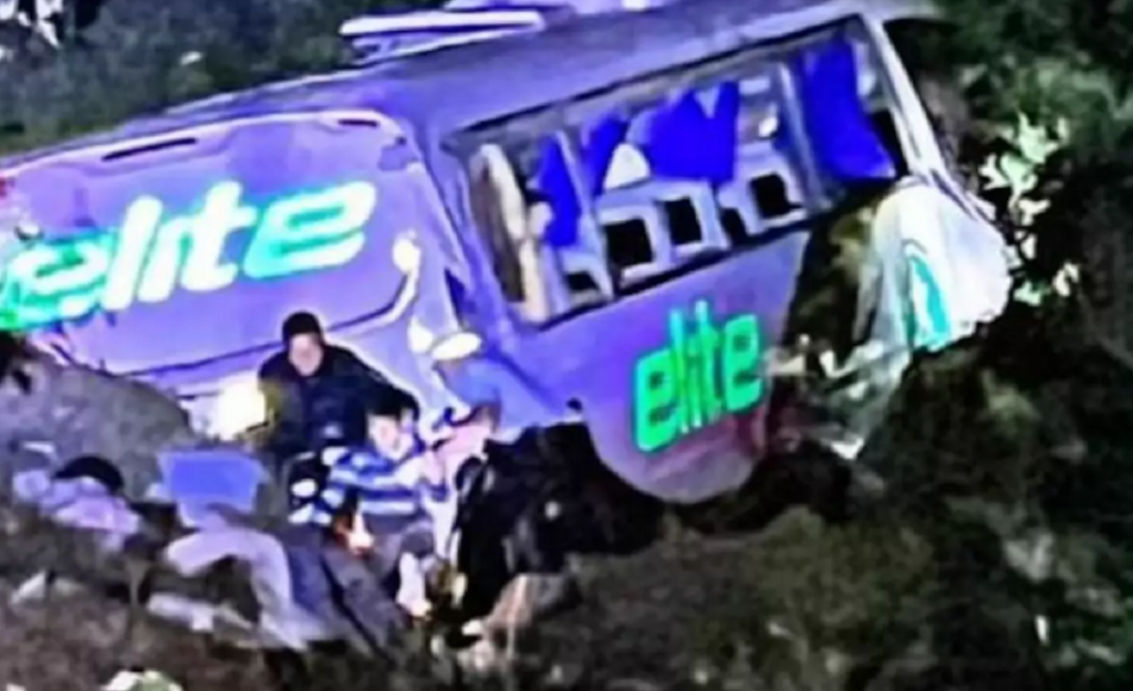 Μεξικό: Τουλάχιστον 15 νεκροί από την πτώση λεωφορείου σε χαράδρα