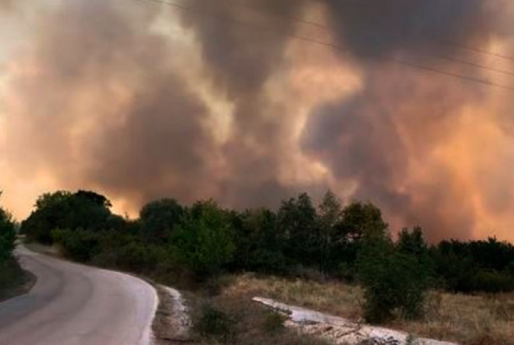 Φωτιά στην Καβάλα: Πύρινος εφιάλτης και νέες εκκενώσεις από το 112