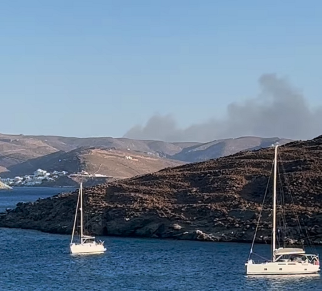 Φωτιά στην Κύθνο: Τα πρώτα πλάνα από το πύρινο μέτωπο (vids)